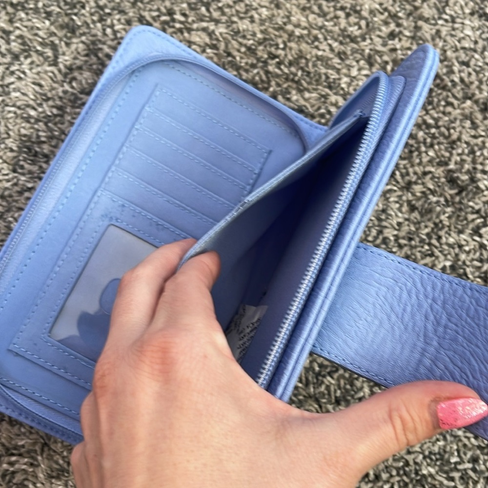 New Ulta wallet zipper and magnet closure SEE FLAWS